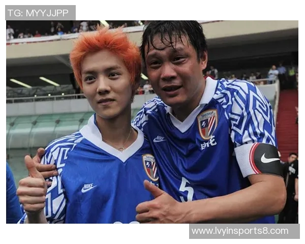 鹿晗热爱足球的背后故事与他在球场上的精彩瞬间分享